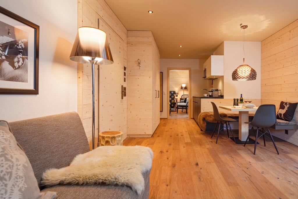Sofabett mit Blick zum Esstisch, Kitchenette und Schlafzimmer