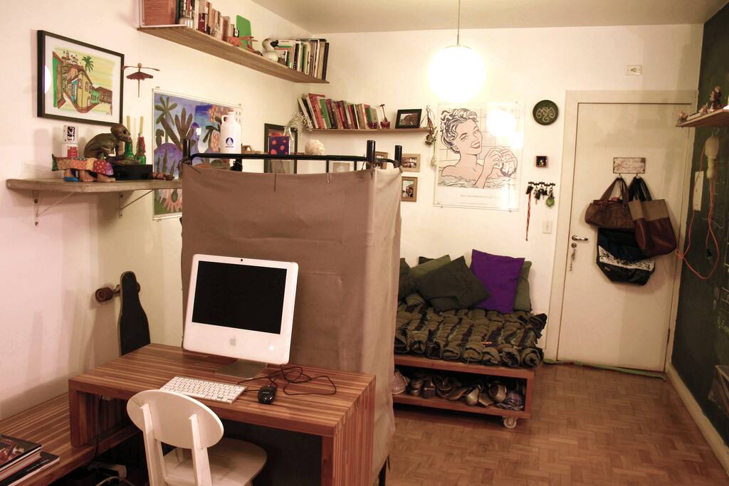 Vista da sala de estar e espaço de trabalho