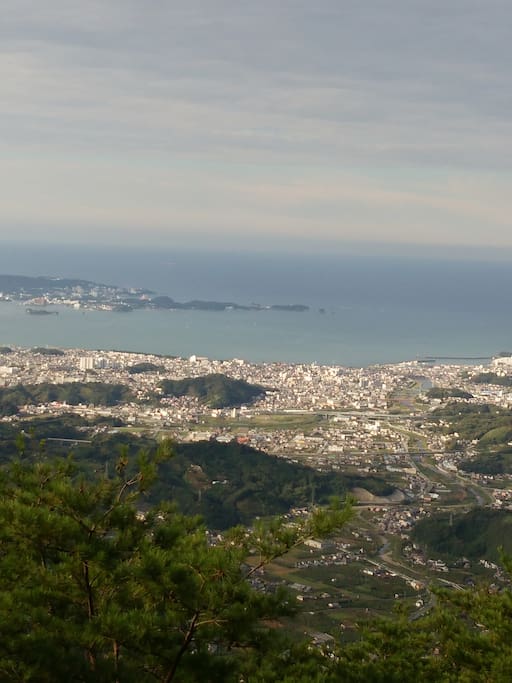 施設の裏山、高尾山(606m)