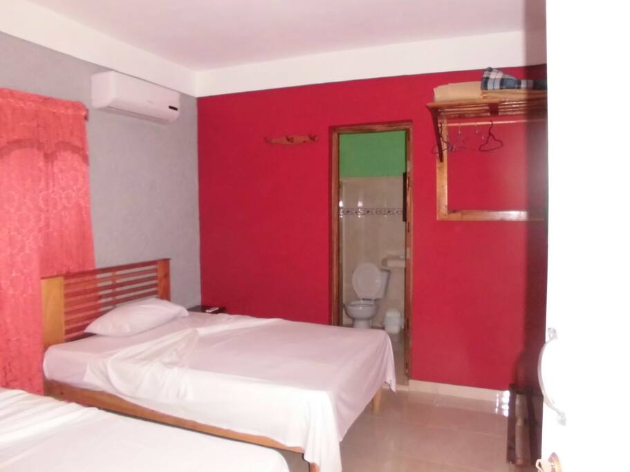 Habitación independiente, con 2 camas cameras, aire acondicionado moderno, baño independiente.