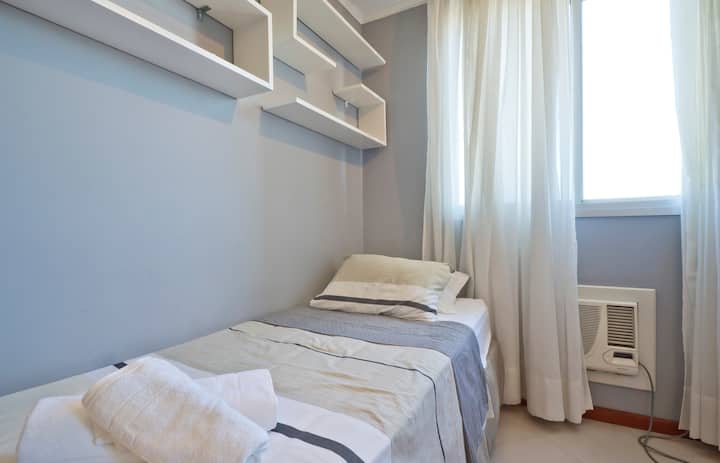 Еднокреветна соба со пружински кревети и клима уред.