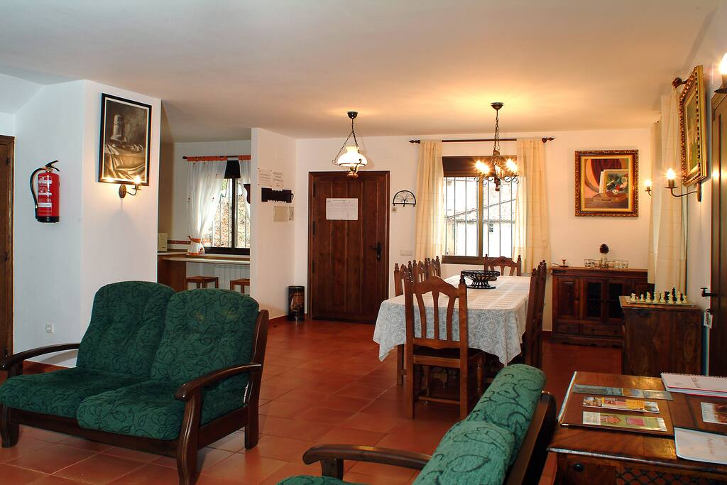 Salón comedor de 45 mts y 2 ambientes.