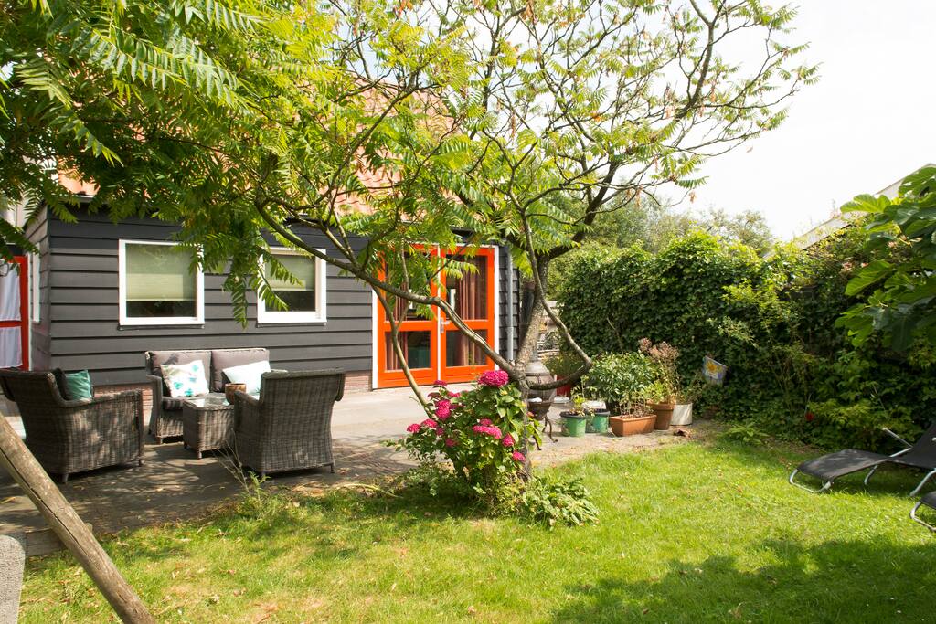 Guesthouse and garden