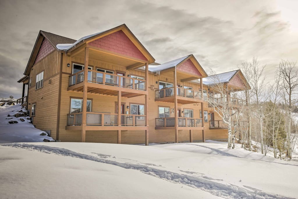 Enjoy splendid alpine scenery along with easy access to hiking, biking and sledding when you stay here!