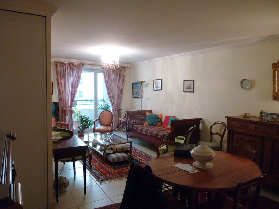 le salon; à droite, le coin salle à manger
