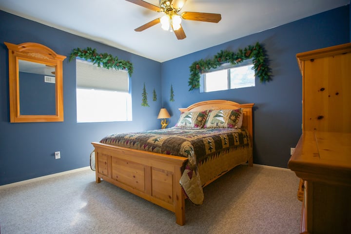 El segundo dormitorio de abajo tiene cama tamaño queen, 2 almohadas no decorativas utilizables, vestidor, armario, ventilador de techo con luces regulables y persianas opacas.