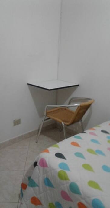 Mesa para trabajar o usar el computador