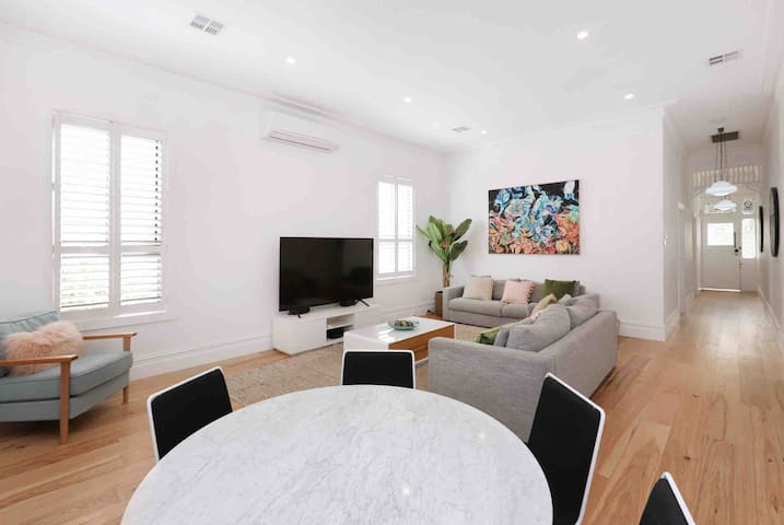 Victorian West Beauty 7km from CBD gallery image 2