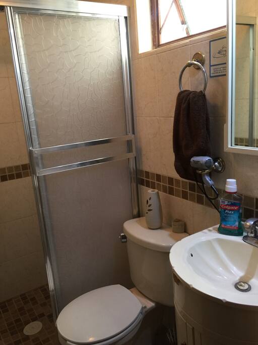 Baño limpio y desinfectado siempre. Se lava todos los dias de su estancia con agua a presion c/ un toque de cloro.