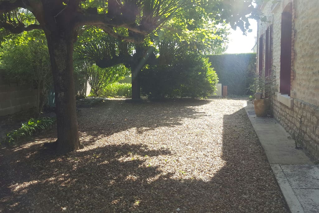 Petite cour à l'avant de la maison