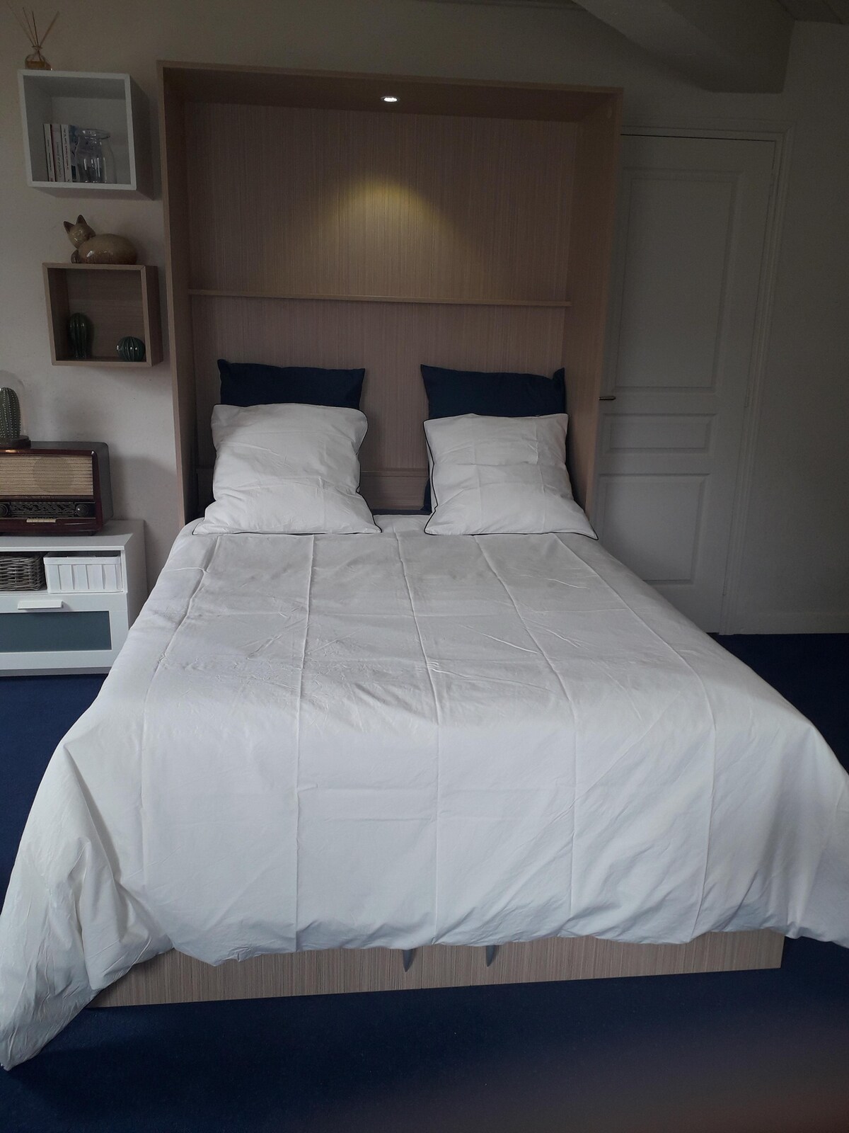 Kitanda kilicho na samani mara baada ya kufunguliwa