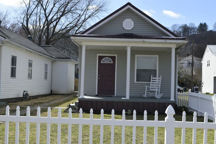 Cottage charm in Ashland, close to everything!