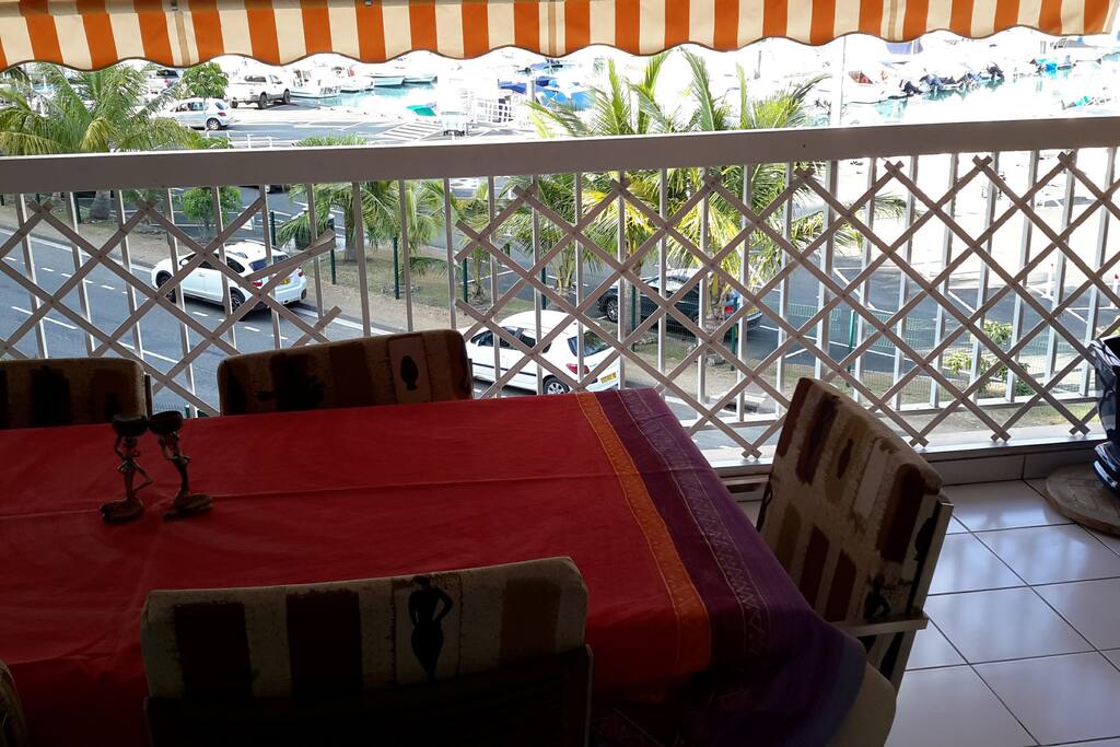 Grande table dinatoire de 6 personnes
Dine with the views and 6+ guests!