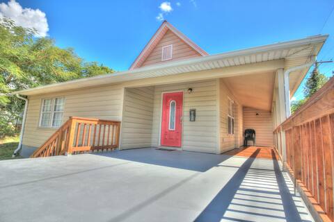 Corner Cottage with Patio Grill, Fire Pit & Kayaks