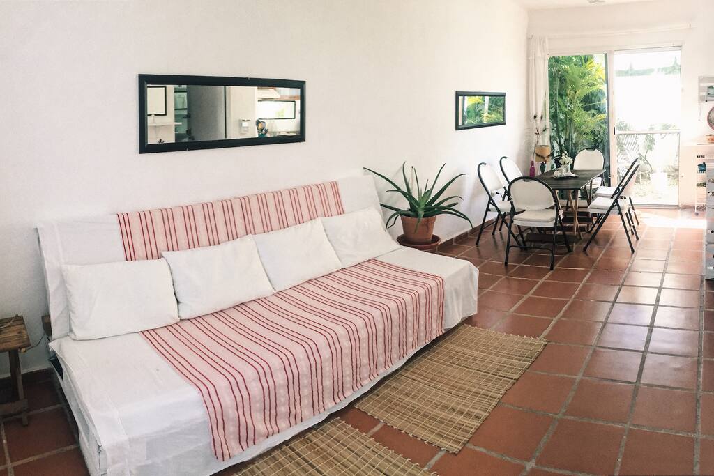The living room have a sofa, where you can sleep.
Una sala con un sofa, donde se puede dormir. (No es un sofá-cama)