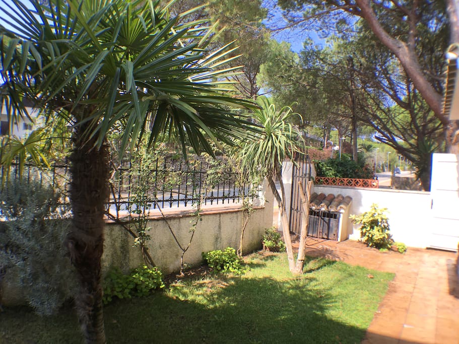 Casa Higea front garden