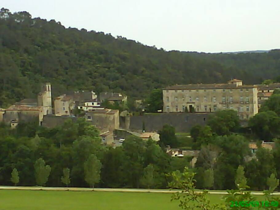Village tranquille dans un écrin de verdure