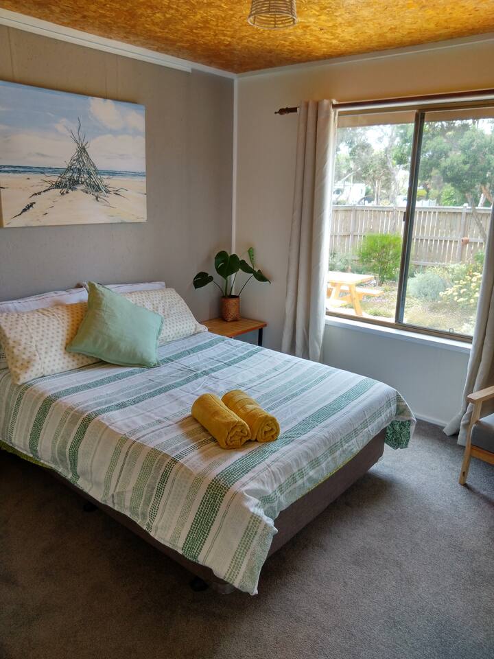 卧室2配有双人床