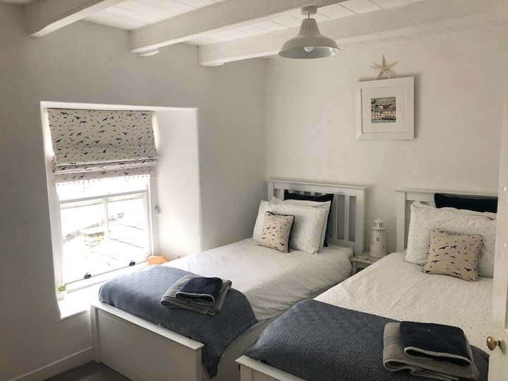 Dy teke, me magazinim nën krevat (gjithashtu një arkë me vizatime dhe pasqyrë të gjatë me hekurudhë të varur)