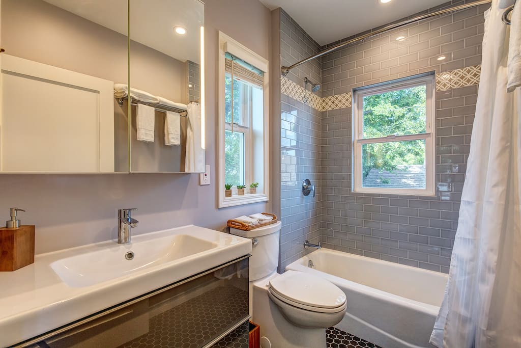 Super clean, bright and newly built tub and shower. Perfect for families.