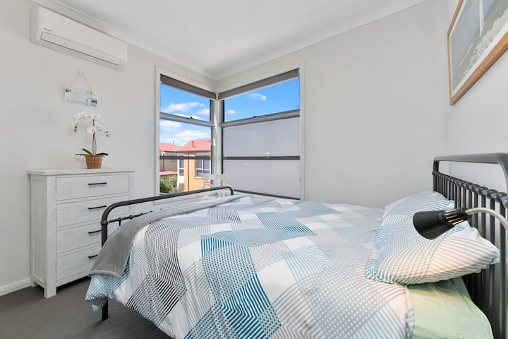 Chumba cha kulala cha ghorofani kilichojaa mwanga