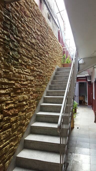Esta es la escalera que accede a su habitacion .Como vez es muy comoda y pequeña