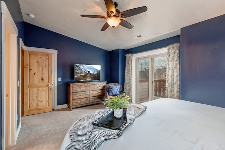 Dormitorio principal con televisión, pequeño patio y baño privado.