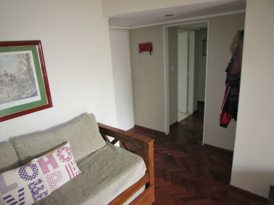 Entrada principal al departamento por el living room // Main entrance to the apartment by the living room