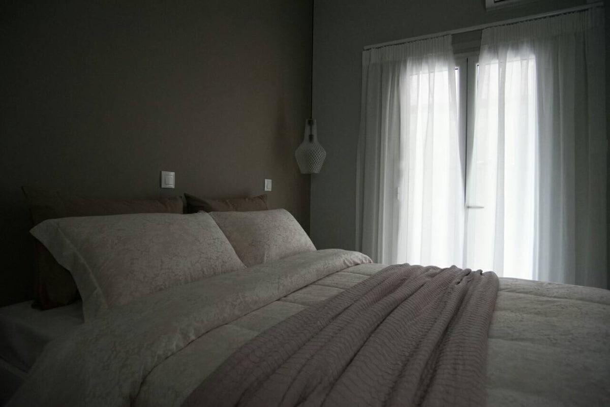 El dormitorio, aparte de la cómoda cama tamaño queen, tiene luces nocturnas muy únicas.