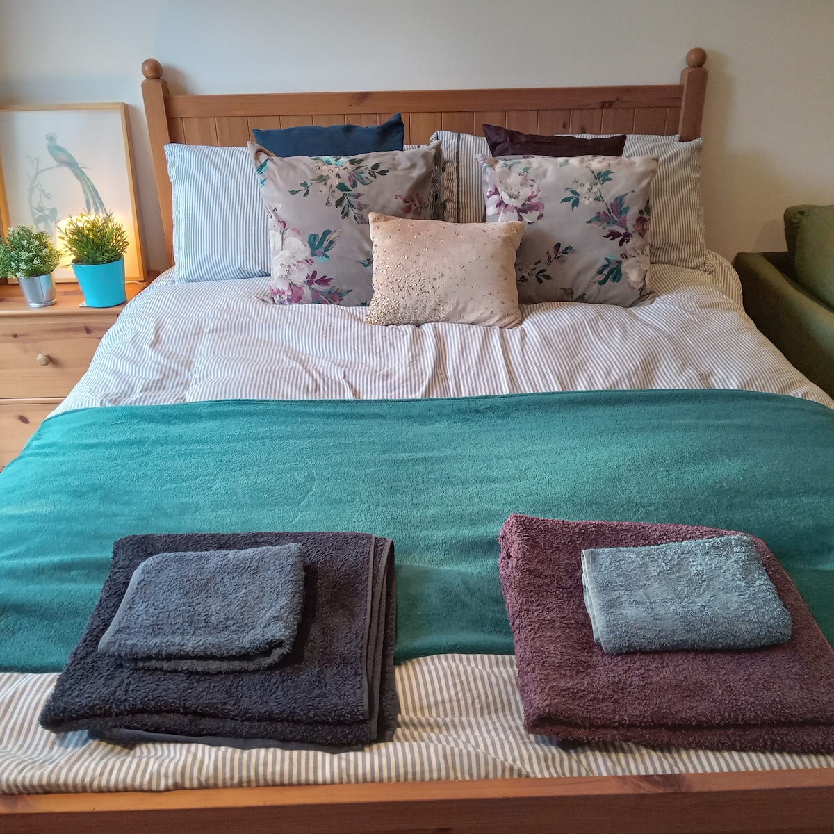 这是一张加大双人床，配有4个枕头、被子和额外的毯子。提供床上用品和毛巾。