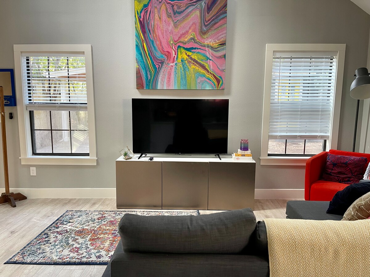 Stylish Studio - Loft Bed - Your Cozy City Haven