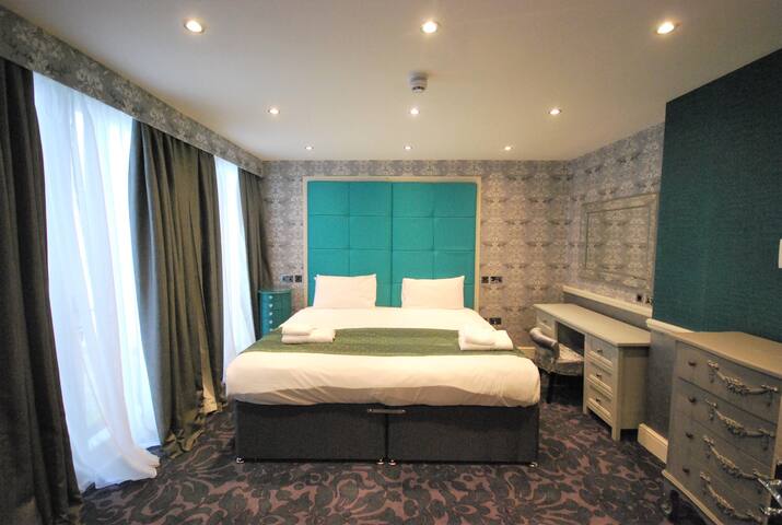 3 Bed/3 Bath Flat, Patio, AC, FibreOptic Wifi gallery image 2