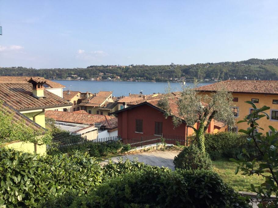 La vista splendida del lago