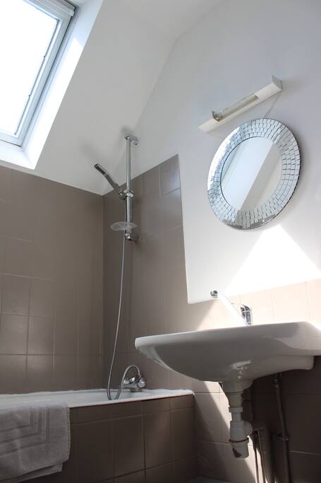 Salle de bains avec Baignoire et wc
