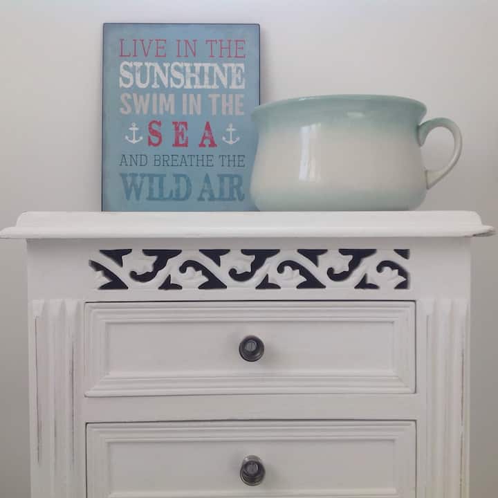 Cozy seaside retreat, king size, en suite, parking