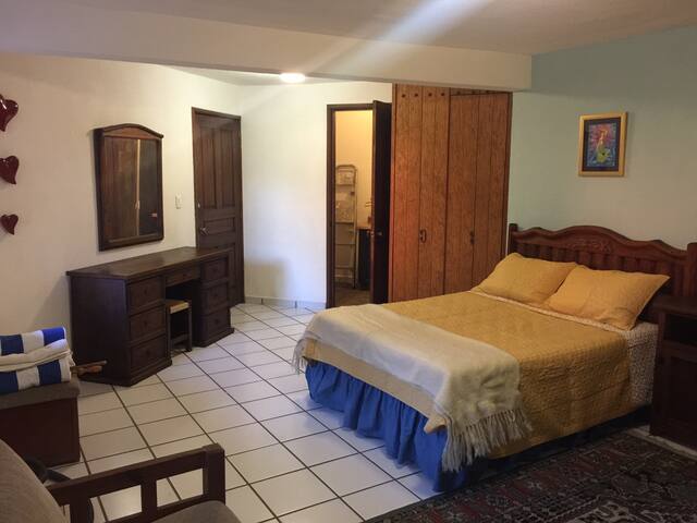 Rodeada de Areas Verdes Frente a Plaza Cuernavaca