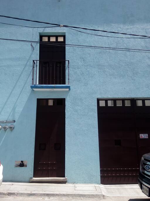 Contamos con estacionamiento suficiente para 8 autos, y 12 habitaciones, con camas matrimoniales e individuales.