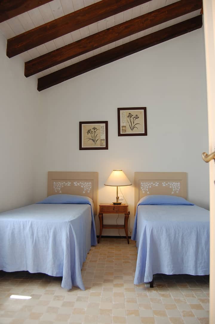 חדר השינה עם שתי מיטות