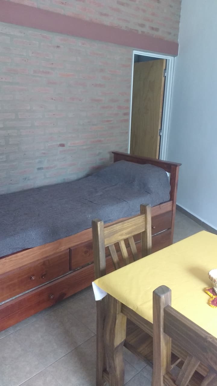 seafaring bed in eetkamer