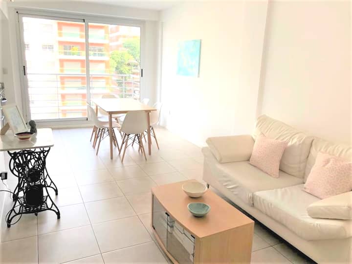 This 40 squared meters apartment  has an ample and sunny living room, with an open balcony!
