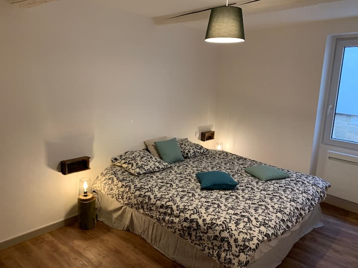 Prostrana soba s udobnom posteljinom 160/200 cm,bračni krevet (160x200). Kroz prozor se otvara uličica u srcu centra sela, idealna za šetnju. 