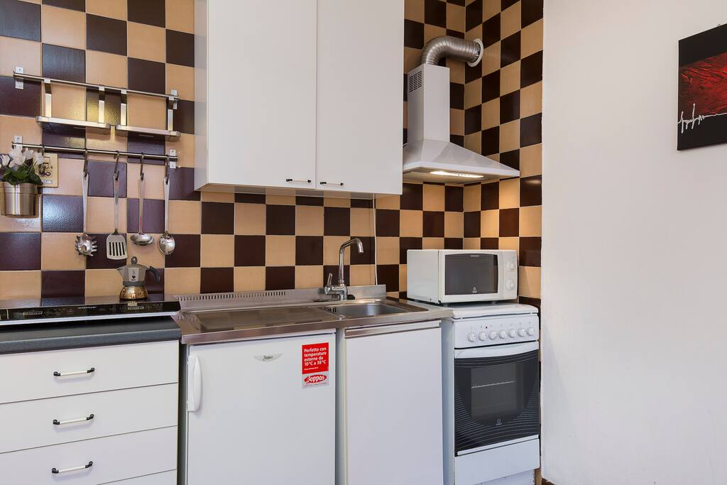 Cucina Attrezzata. Fornello ad Induzione (semplice e veloce).