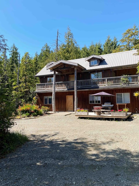 Cox Bay Apartment Suite - Hot Tub and Sauna