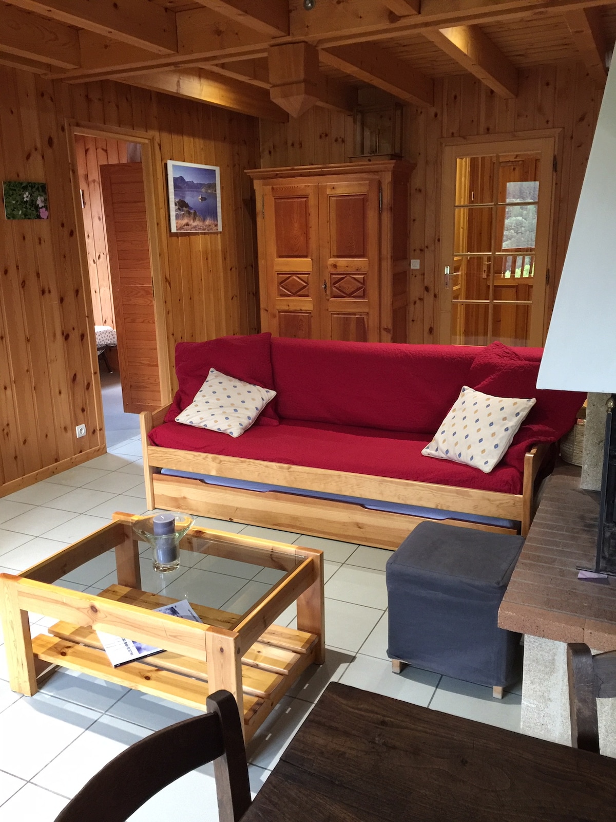 غرفة معيشة تضم سريرين قابلين للسحب