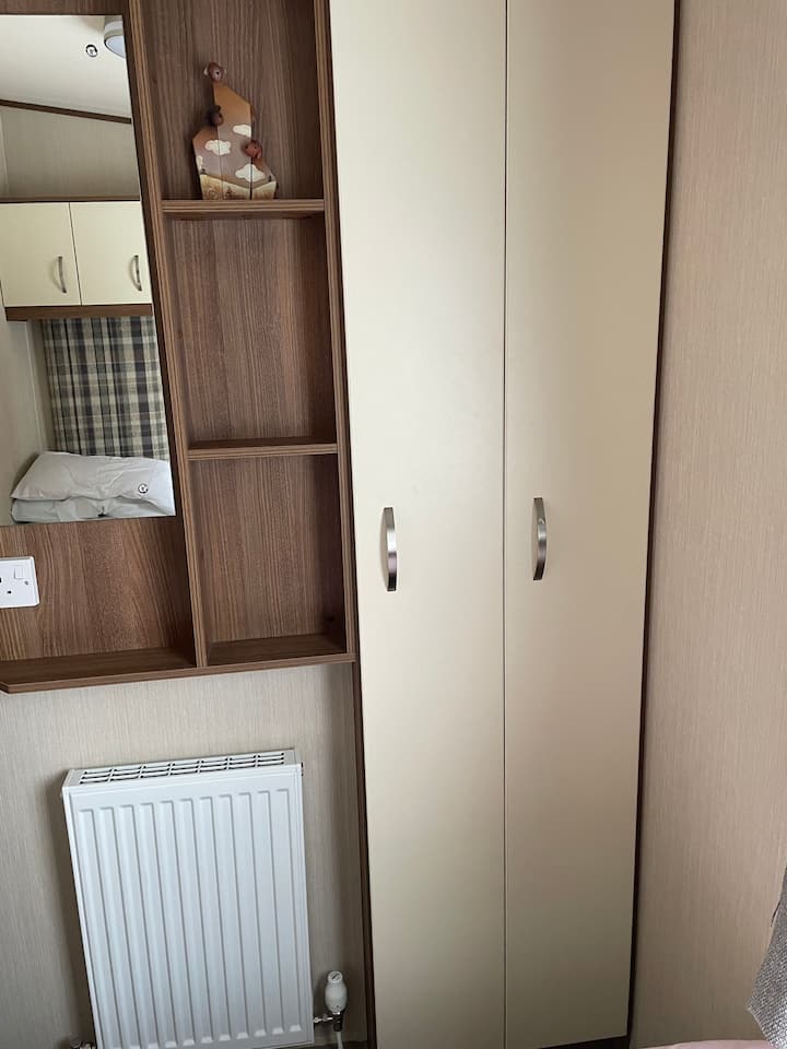 Chumba kidogo cha kulala cha watu wawili na rafu