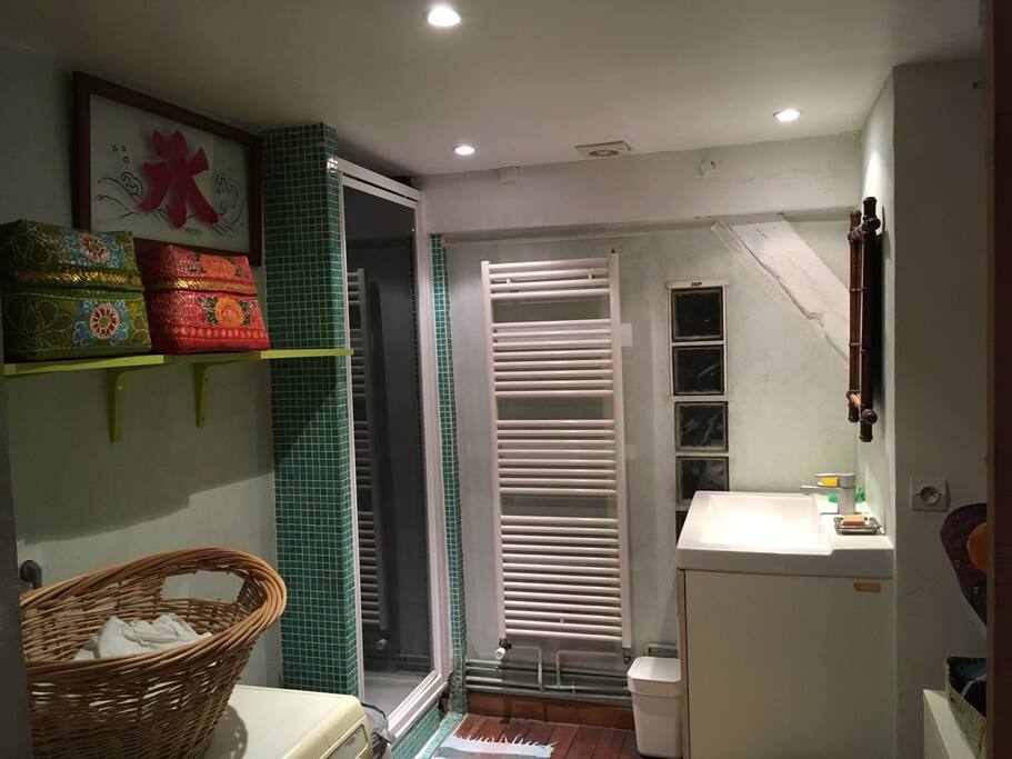 Salle de bain avec douche privative. Accès au lave-linge.