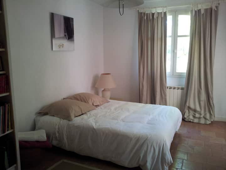 по - ниска двуетажна спалня