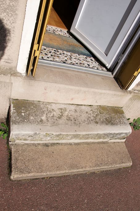 two steps lead into the appartment from the street. Deux marches donnent dans l'appartement depuis la rue