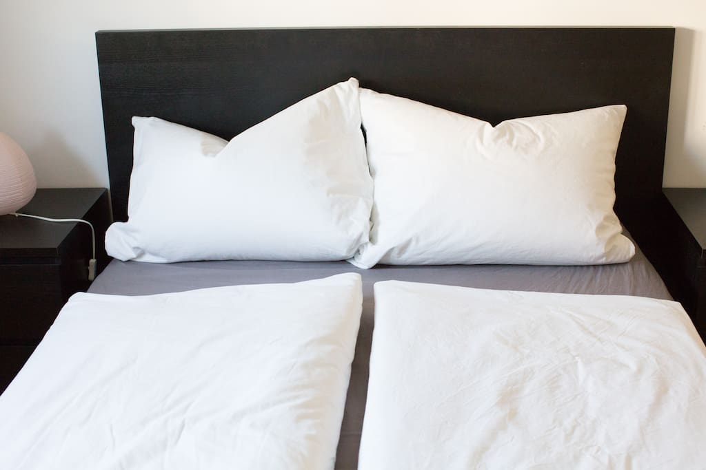 Das Schlafzimmer mit Doppelbett (140 x 200 cm)