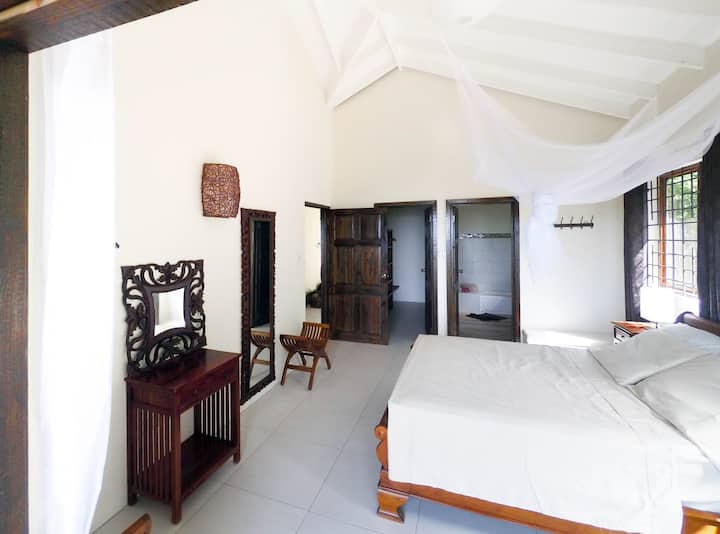 غرفة نوم كبيرة بحمام/مرحاض وخزانة ملابس